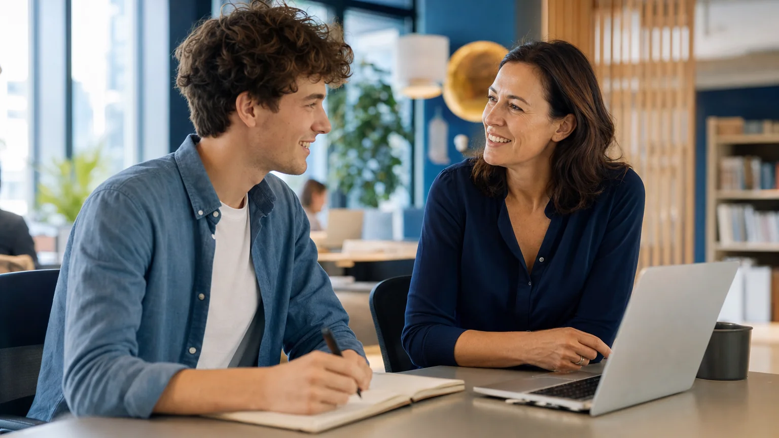 Stage en entreprise : À quoi sert un stage étudiant, la convention, votre feuille de route et durée, présence et rémunération, les étapes que ce dossier déroule.