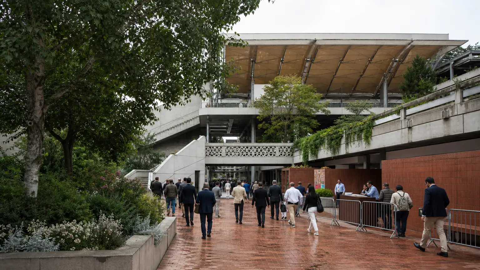 Dette française et annulation — arrivée de participants à une conférence économique dans l’allée extérieure d’un complexe sportif parisien, après la pluie.
