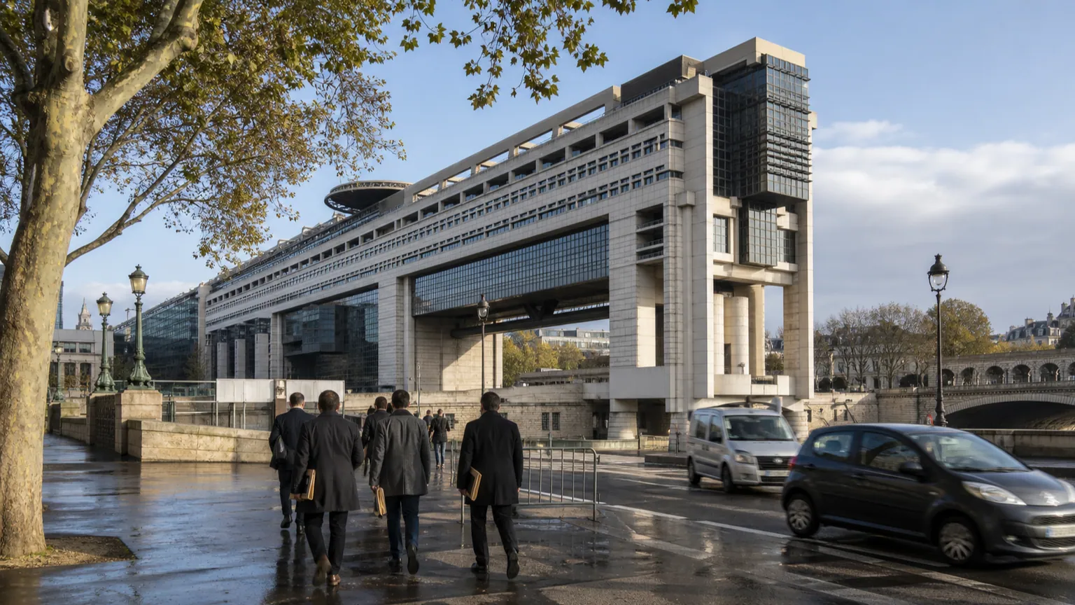 Surtaxe des grands groupes — complexe administratif de Bercy au matin, agents anonymes portant des dossiers fermés sur un trottoir humide.