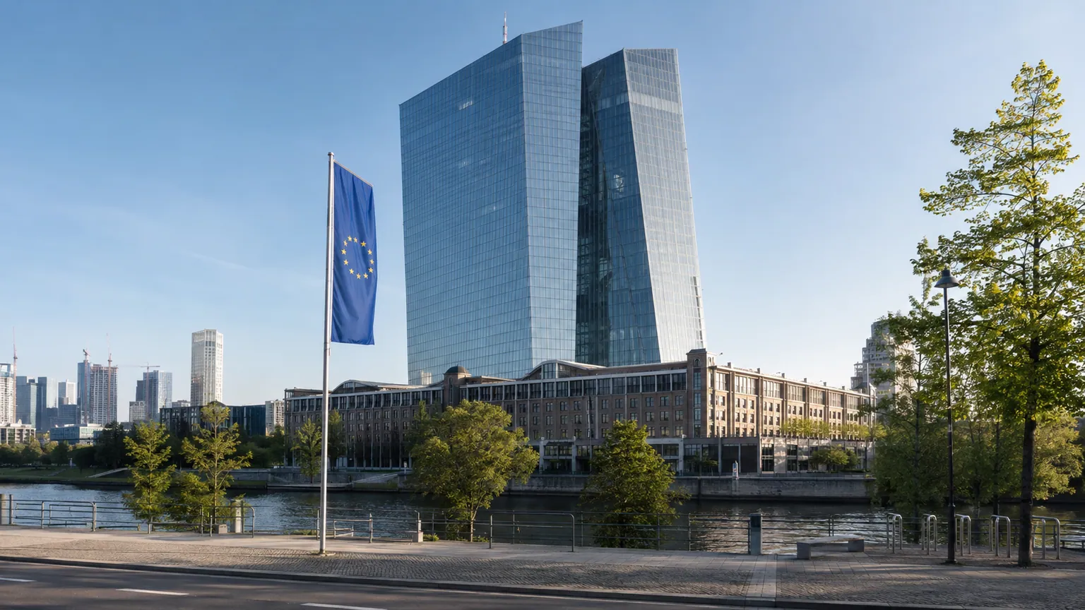 BCE et hausse possible des taux — illustration des tours de la Banque centrale européenne à Francfort, drapeau européen au bord du Main.