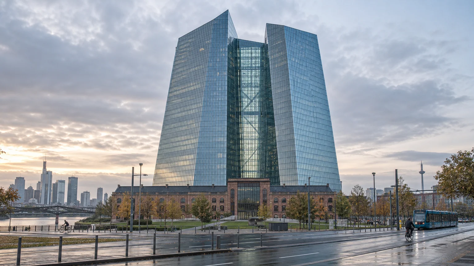 BCE, taux de dépôt relevé — deux tours de verre reliées par un atrium au-dessus d'une façade en briques, sous un ciel couvert.