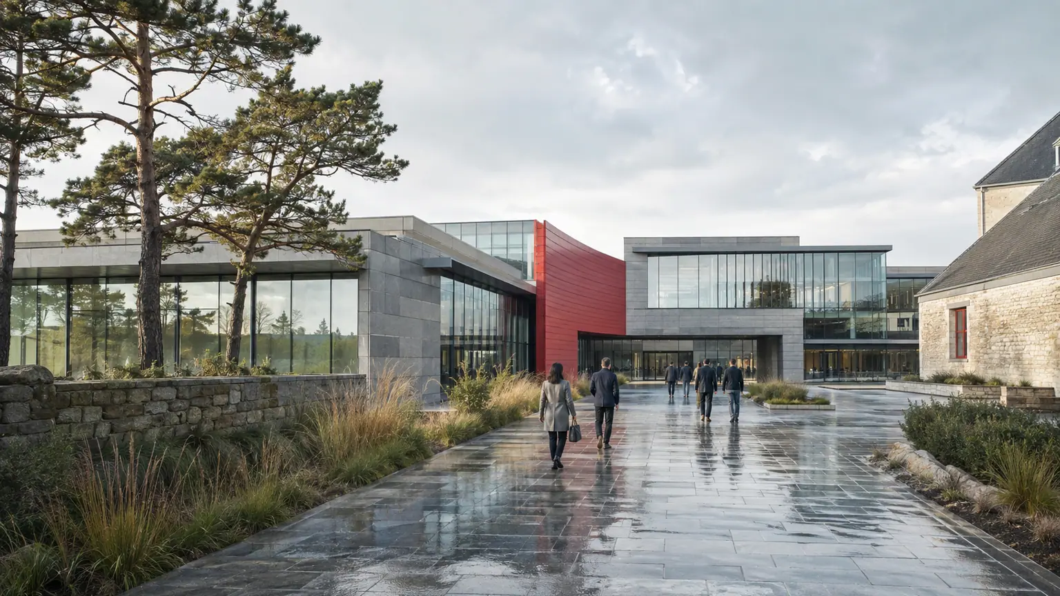 Bénéfice de Crédit Mutuel Arkéa — campus bancaire breton en pierre et verre après la pluie, avec des salariés anonymes entrant dans le bâtiment.