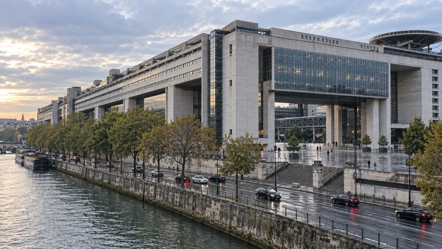 Budget et retraites, mesures non arbitrées — illustration documentaire de l'esplanade monumentale du ministère de l'Économie à Bercy, au matin.