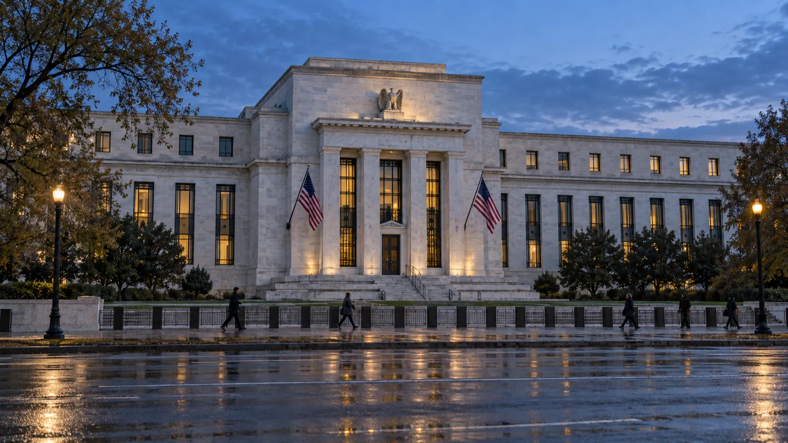 CAC 40 dans l'attente d'une décision monétaire américaine — façade néoclassique éclairée au crépuscule, drapeaux américains et passants sur chaussée mouillée.