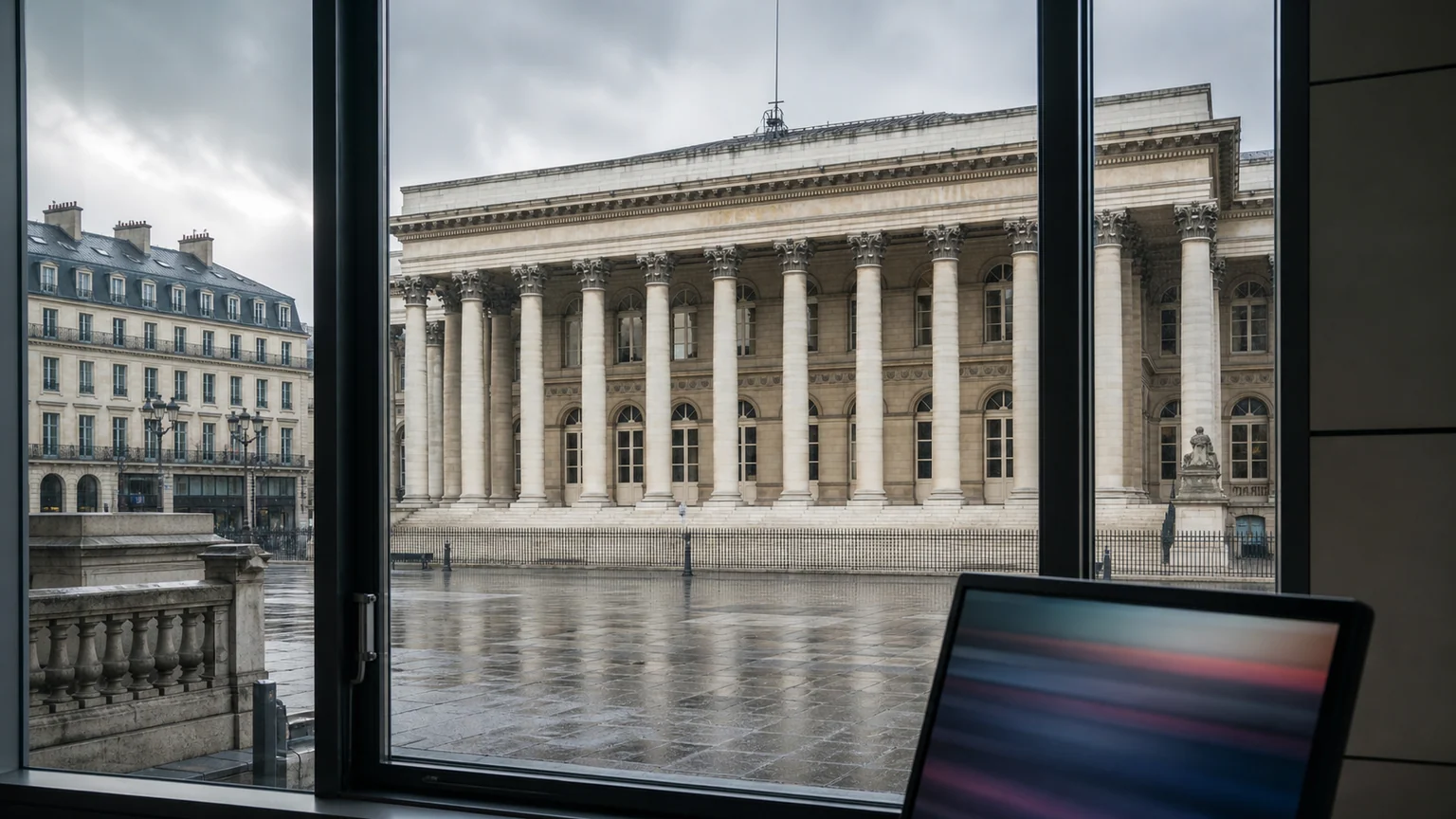 CAC 40 face à l’inflation de la zone euro — façade du Palais Brongniart vue à travers une baie vitrée, écran abstrait au premier plan et pavés mouillés.
