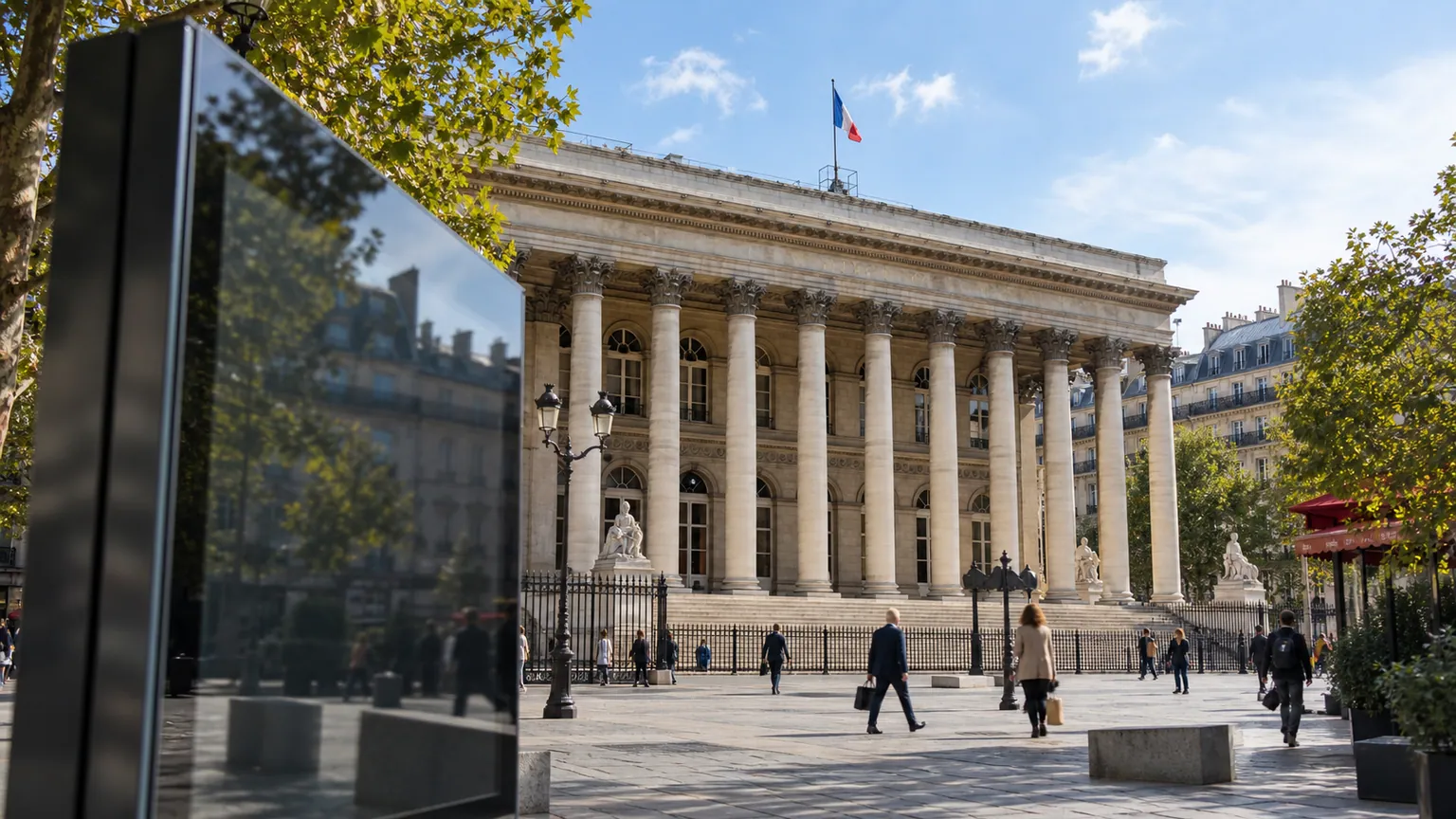 Rebond parisien avant la décision monétaire — façade du Palais Brongniart, écran vitré sans données lisibles et passants anonymes à la place de la Bourse.