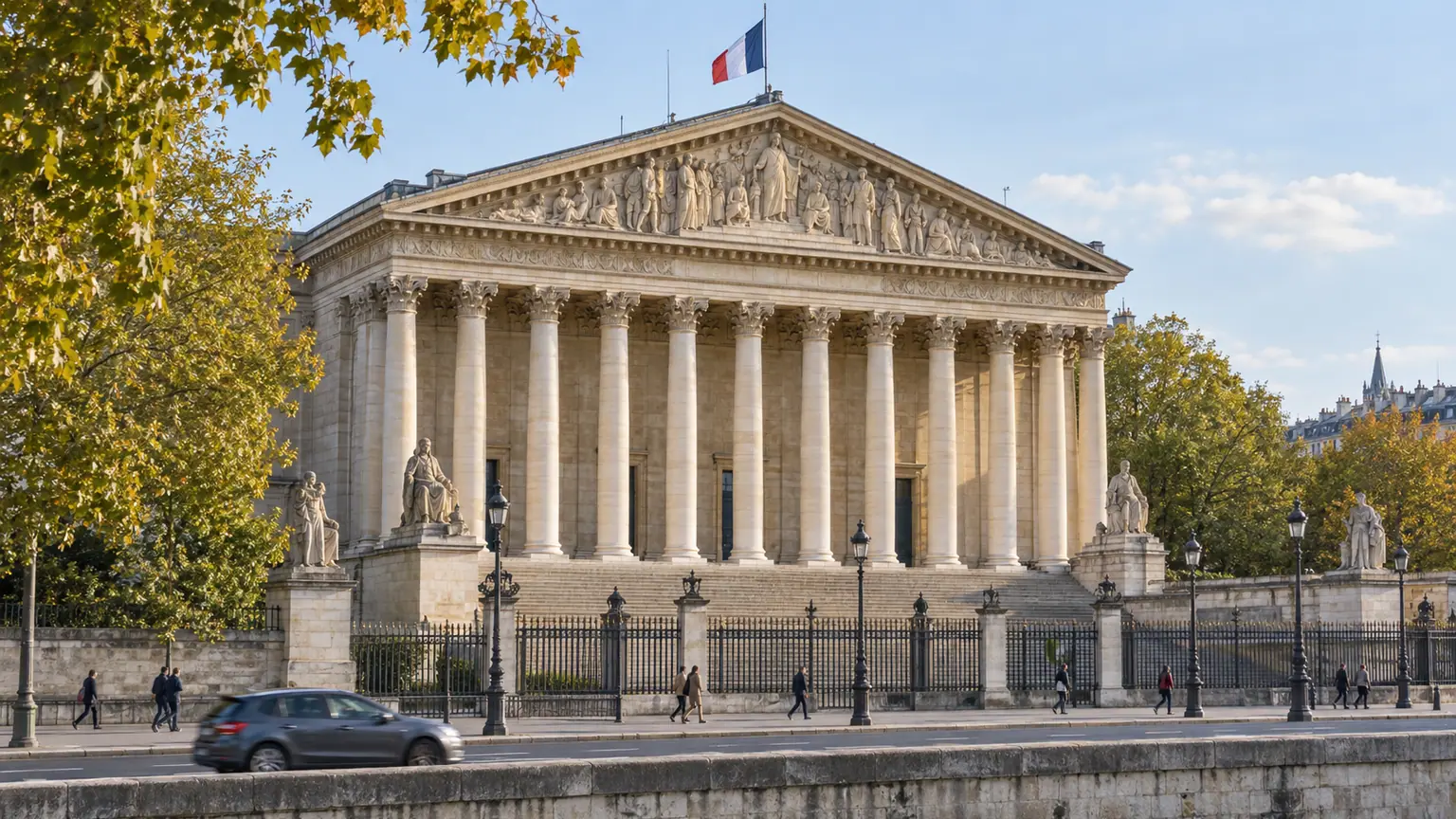 Contre-budget socialiste et Smic — façade néoclassique du Palais-Bourbon à Paris, grilles, passants et circulation discrète en lumière d'automne.