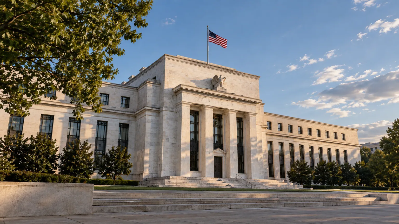 Hausse de taux attendue de la Fed — façade d’une banque centrale à Washington, drapeau américain et entrée institutionnelle en fin de journée.
