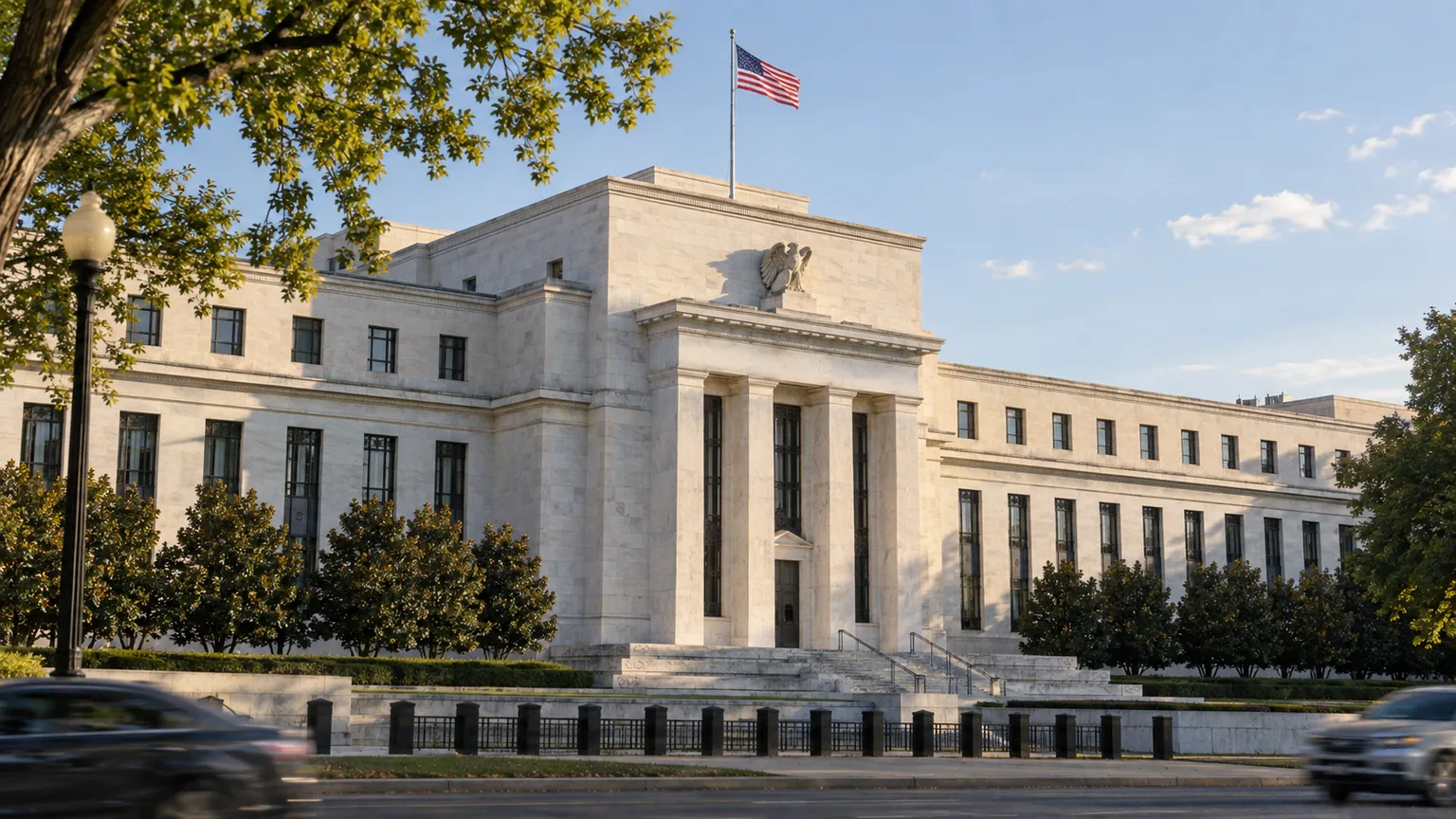 Fed relève ses taux face à l'inflation — façade de pierre à colonnes de la Réserve fédérale à Washington, drapeau américain et circulation discrète.