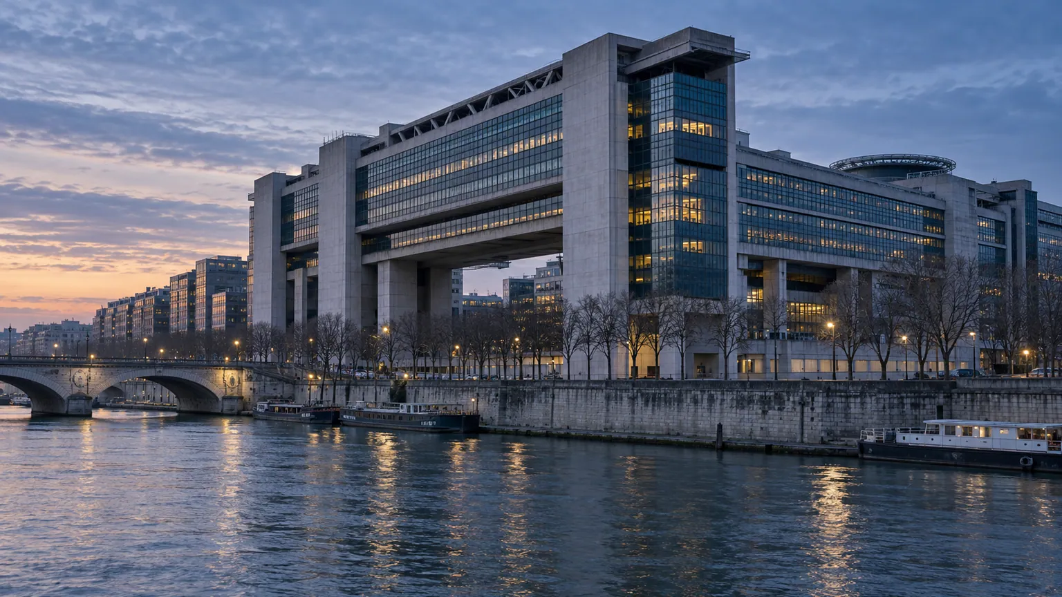 Réduction des plafonds de dépenses de l'État — illustration du complexe de Bercy au bord de la Seine, à l'aube.
