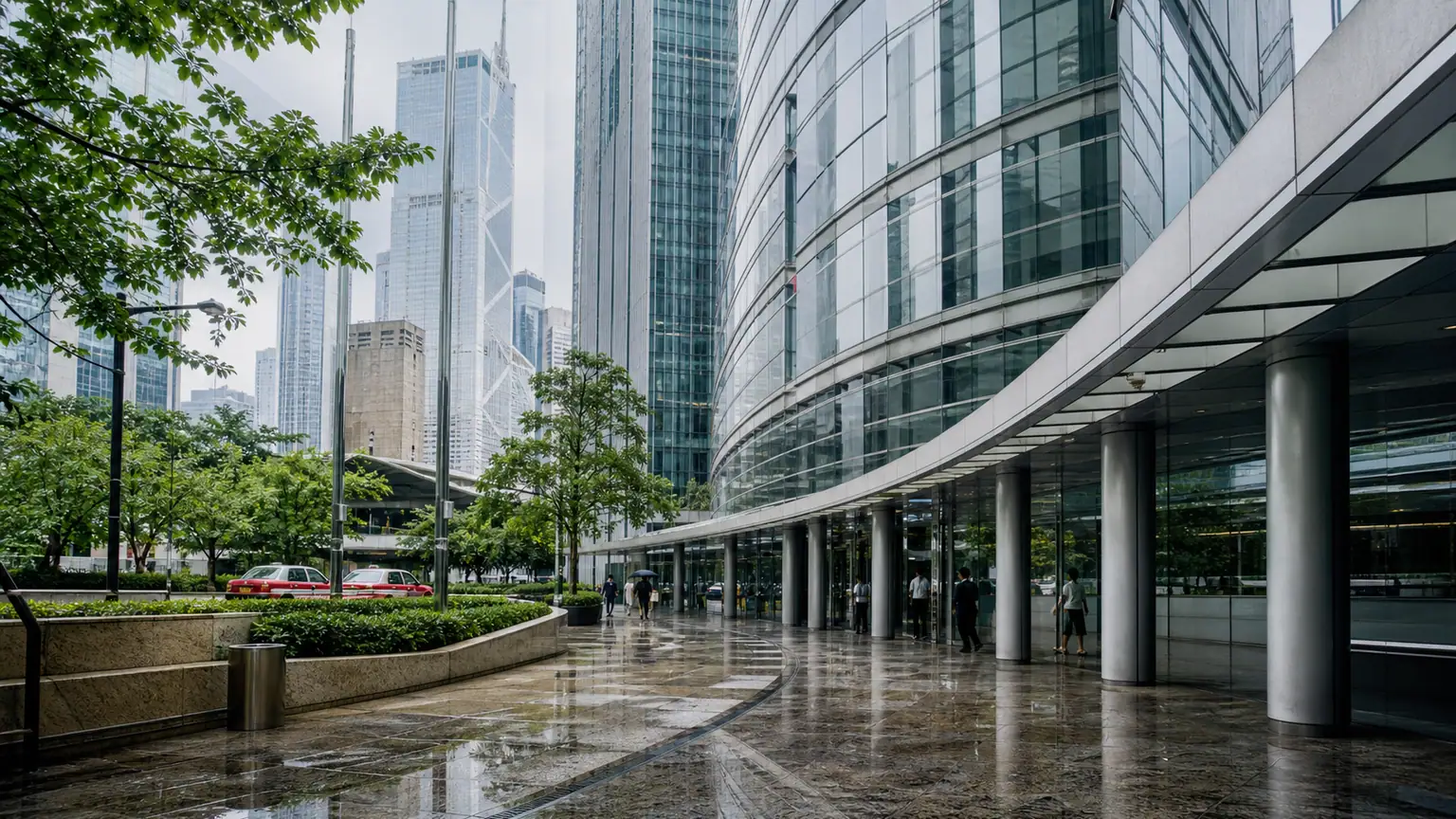 Shein à Hong Kong — façade vitrée et galerie de la place financière après la pluie, avec quelques passants et taxis rouges au loin.
