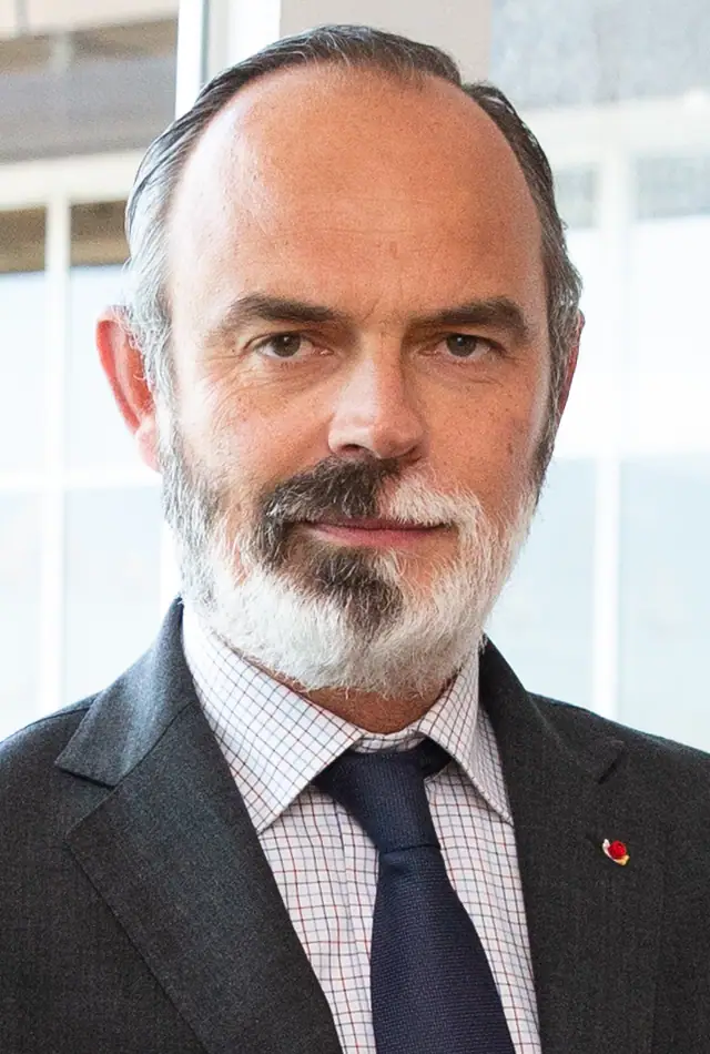 Propositions d'Édouard Philippe sur les prestations — portrait en buste de l'ancien Premier ministre en costume sombre et cravate devant une fenêtre.