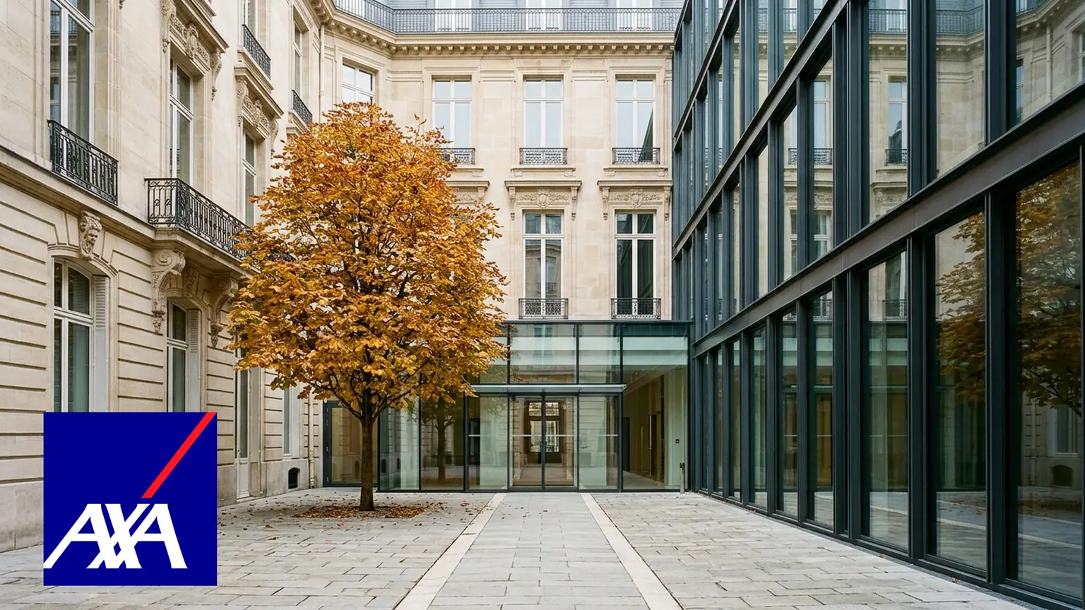 Hausse des primes d'AXA — façade institutionnelle en pierre claire et verrière contemporaine dans une cour pavée parisienne, logo officiel de l'assureur en amorce.