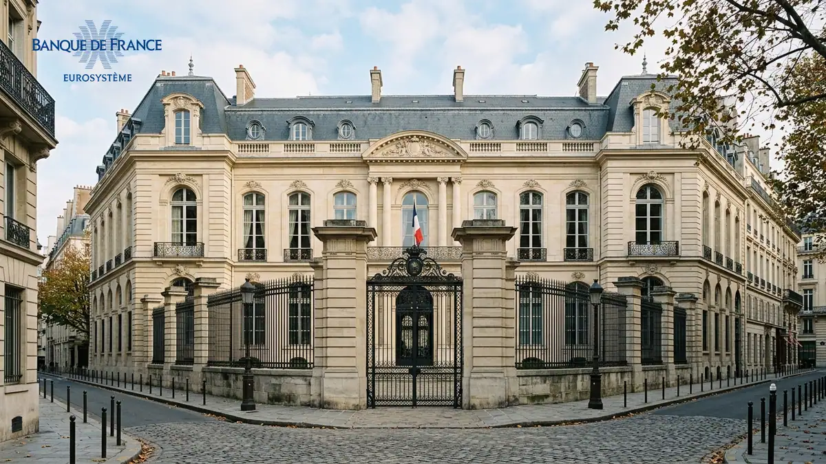 Alerte de la Banque de France sur la dette publique — façade en pierre de taille de l'Hôtel de Toulouse à Paris et grilles en fer forgé sous une lumière d'automne, logo officiel en incrustation.