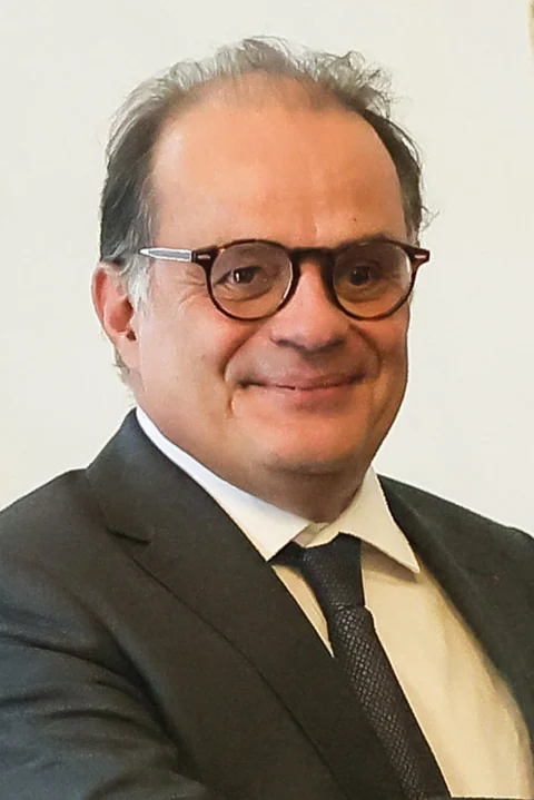 Emmanuel Moulin et l'alerte sur la dette publique — portrait officiel en buste du gouverneur de la Banque de France en costume sombre et cravate sous un éclairage institutionnel.