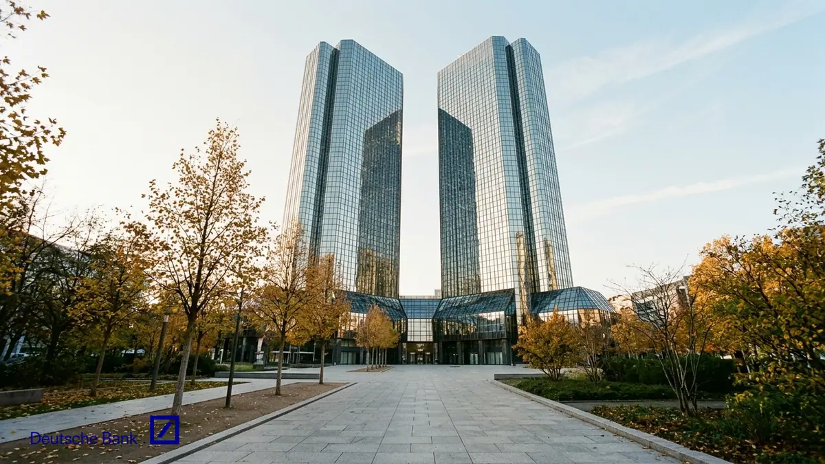 Bénéfice trimestriel de Deutsche Bank — tours jumelles vitrées du siège à Francfort sous la lumière matinale d’automne et logo officiel.