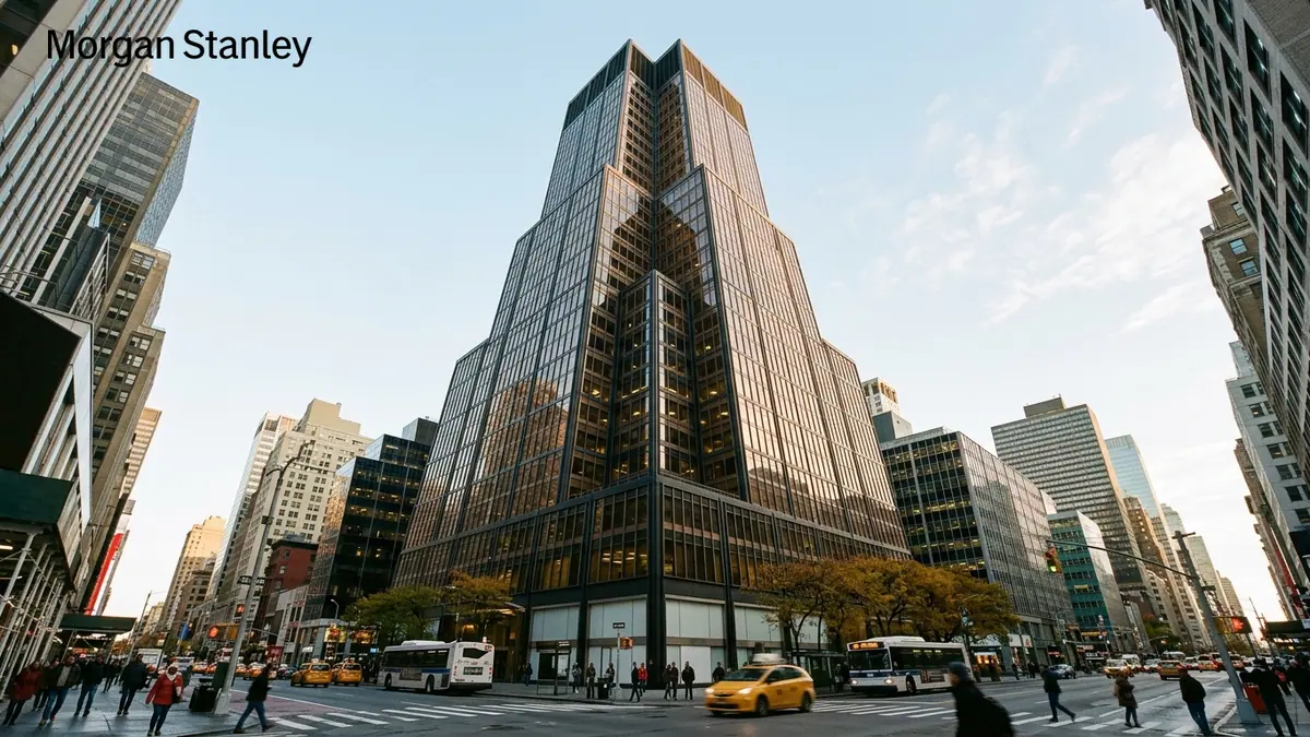 Morgan Stanley dépasse les attentes sur le courtage d'actions — tour du siège mondial à New York sous la lumière d'automne, taxis jaunes et logo officiel en haut à gauche.