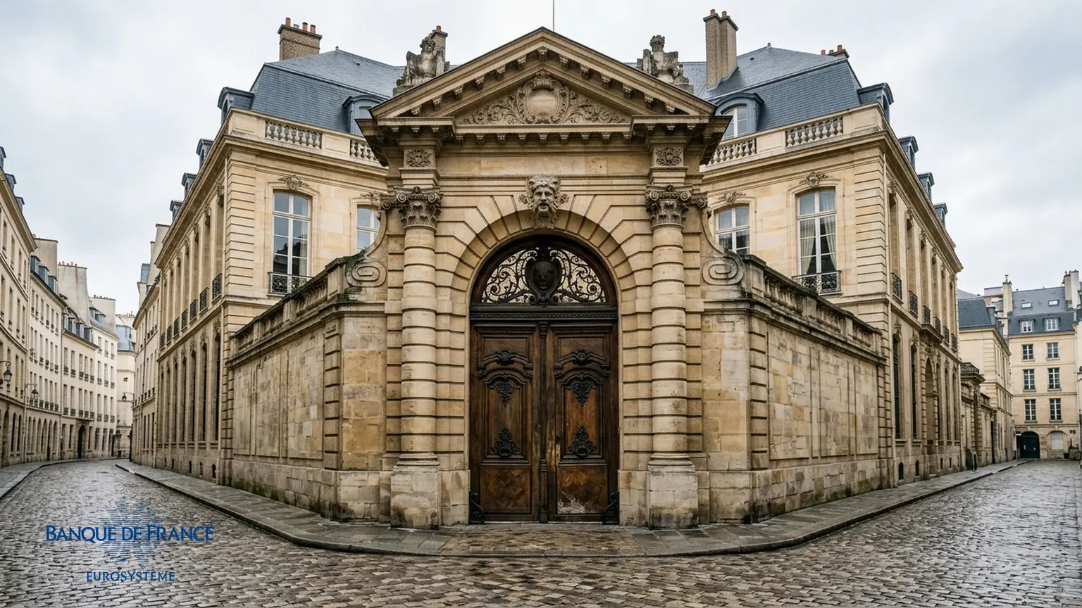 Prévision du PIB français par la Banque de France — façade en pierre de taille et porte cochère du siège parisien, logo officiel en incrustation.