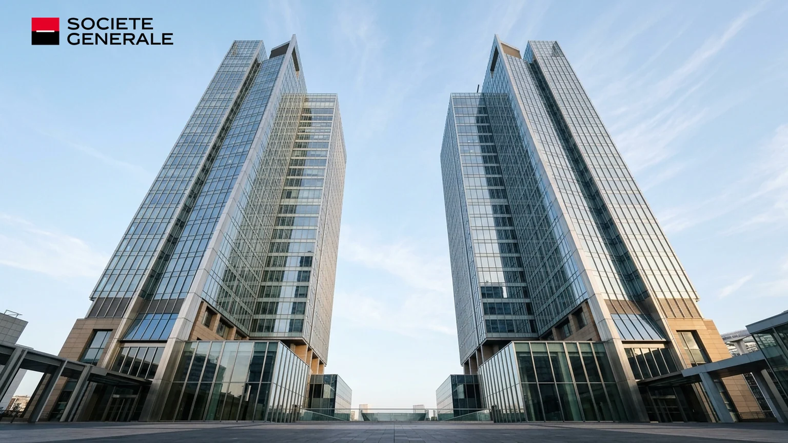 Résultats records de Société Générale — tours jumelles du centre administratif à La Défense, façades vitrées et logo officiel intégré en haut à gauche.