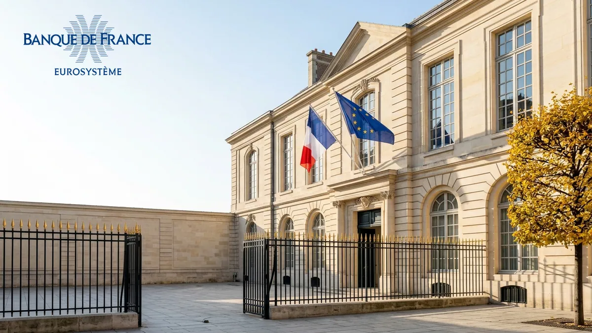 Taux français et soutien de la BCE écarté — cour pavée et façade en pierre de taille à Paris avec drapeaux tricolore et européen, logo officiel de la Banque de France en haut à gauche.
