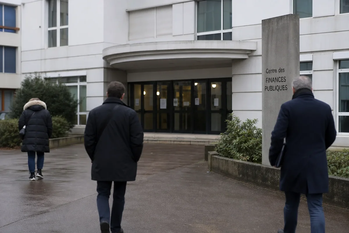 Façade d'un centre des finances publiques, scène de rue en France.